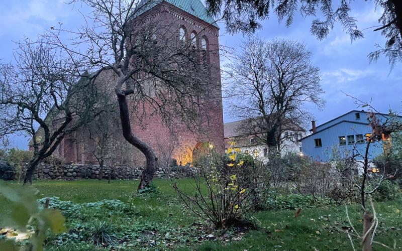 Blick zur Kirche Dämmerung